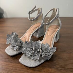 Kelly & Katie Silver Glitter Heels with Floral Accents‎ Sz 9.5